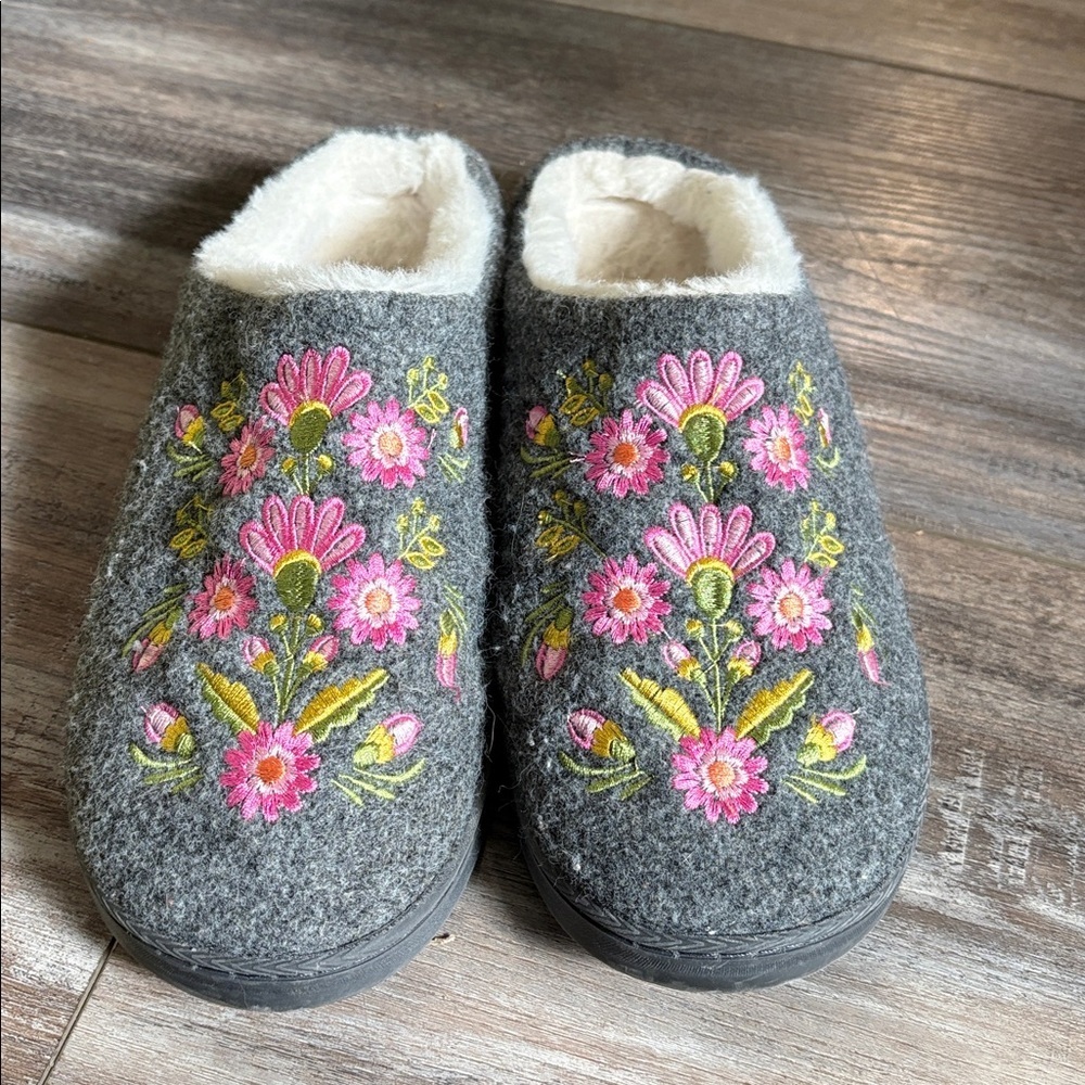 Kooba Gray Embroidery Floral Slippers size XL